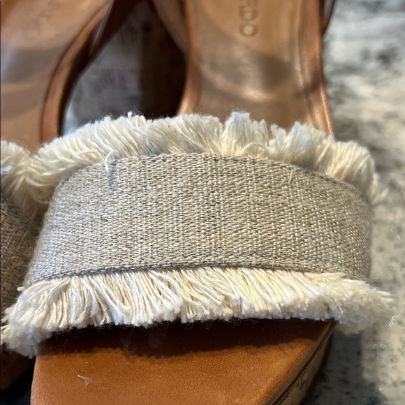 Bernardo Bernardo Tan and Cream Brown Sandals Block Heel Size 6.5 - Picture 8 of 10